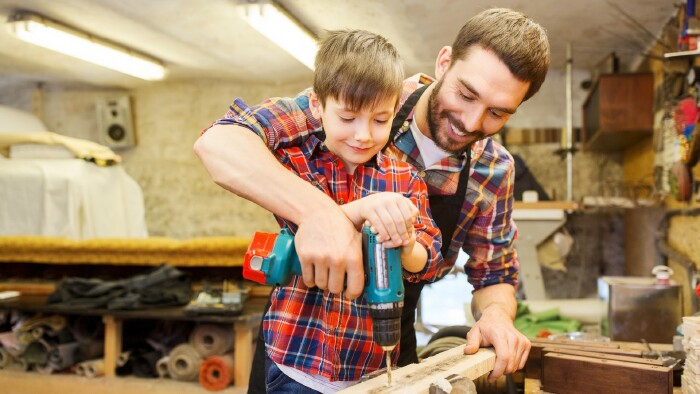 © Syda Productions, stock.adobe.com Papa und Sohn beim Basteln