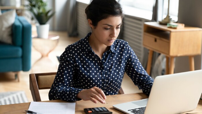 © fizkes , stock.adobe.com Junge Frau arbeitet am PC