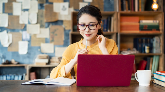 © metamorworks, stock.adobe.com Studentin sitzt vor Laptop